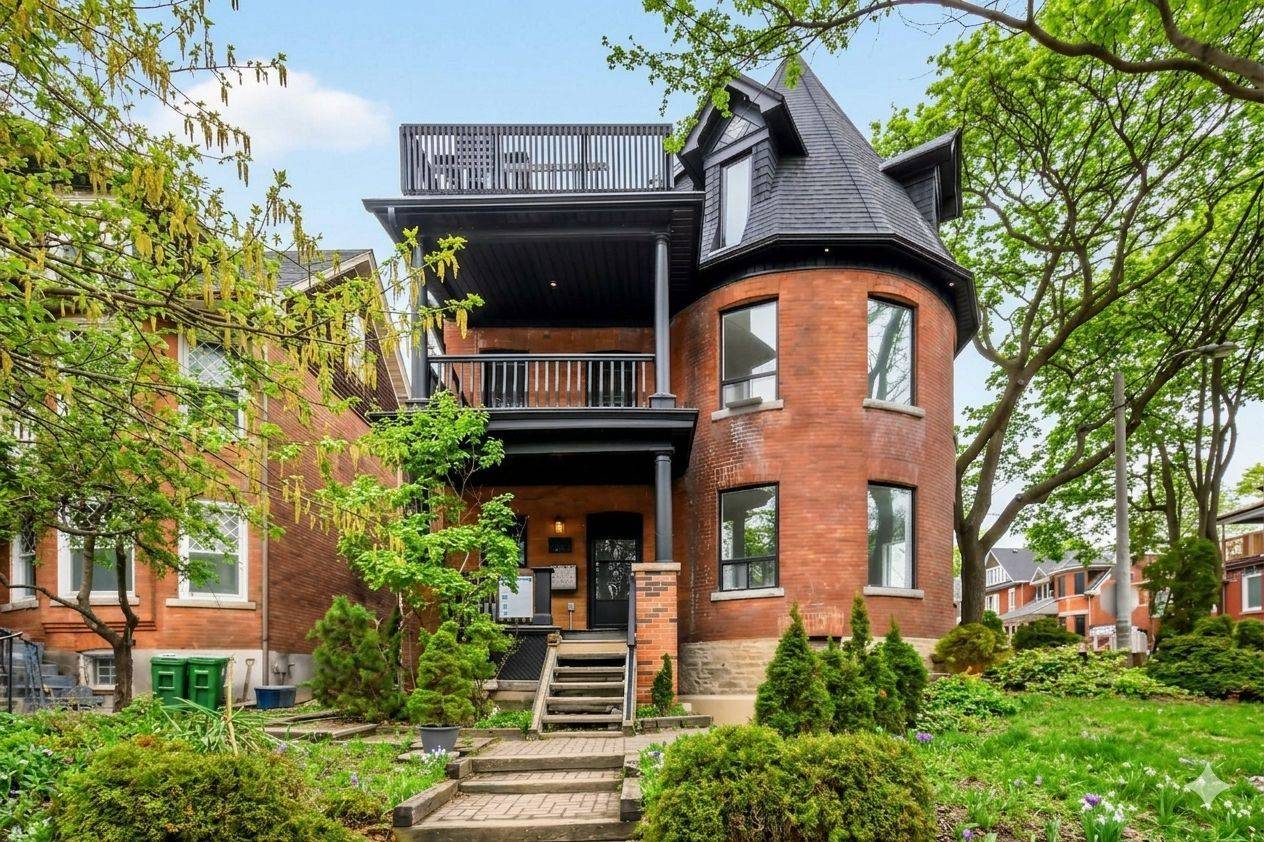 171 Parkside DR #Main, Toronto W01, ON M6R 2Y9