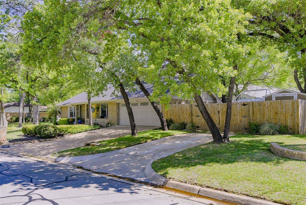 2205 Prestonwood Drive, Arlington, TX 76012