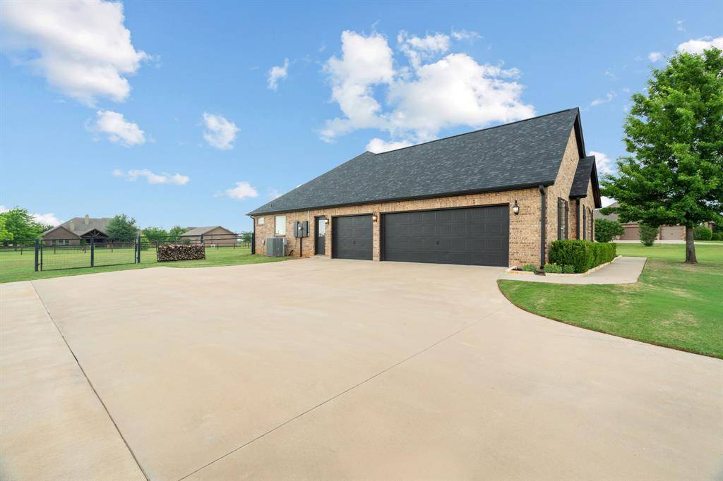 112 Eagle Moor Lane, Weatherford, TX 76087
