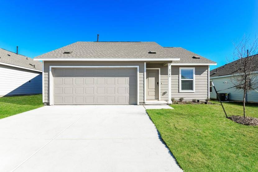 2745 Center Creek Lane, Fort Worth, TX 76108