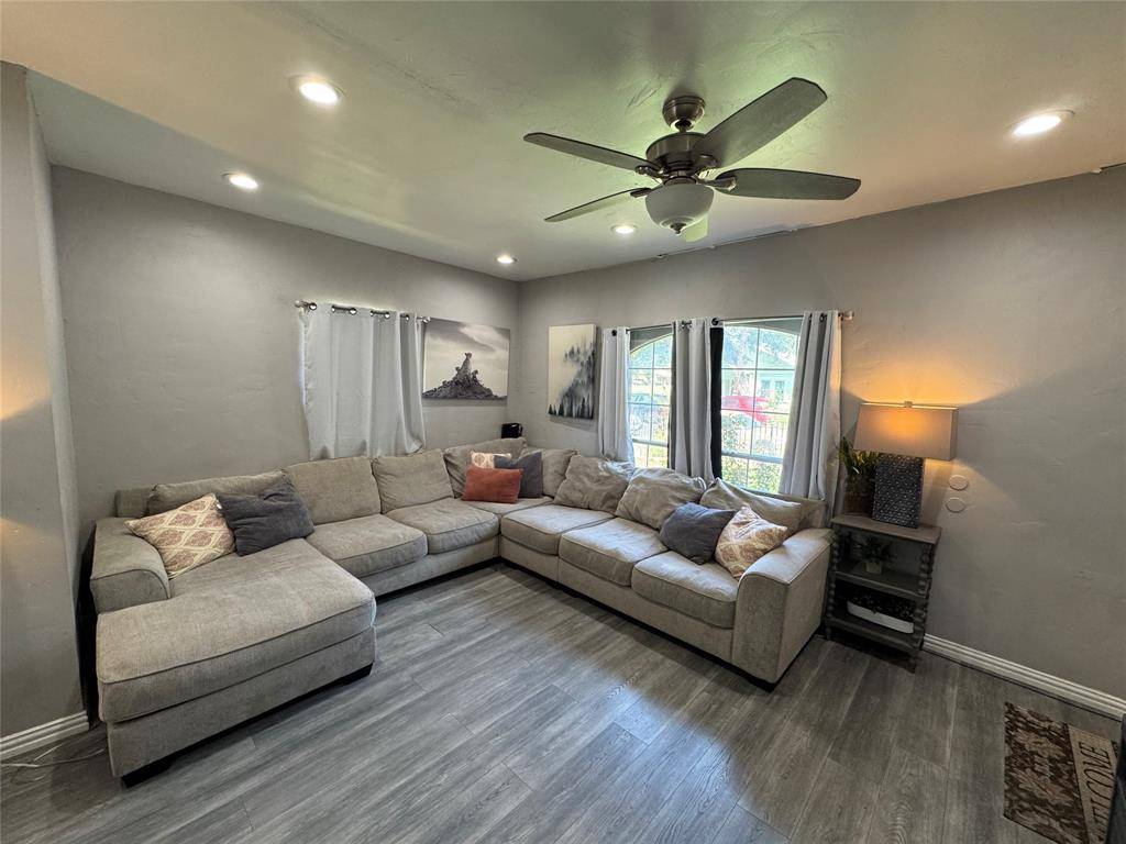 407 S Garrett Avenue, Dallas, TX 75223