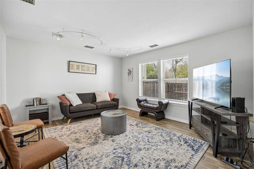 1802 N Prairie Avenue, Dallas, TX 75204