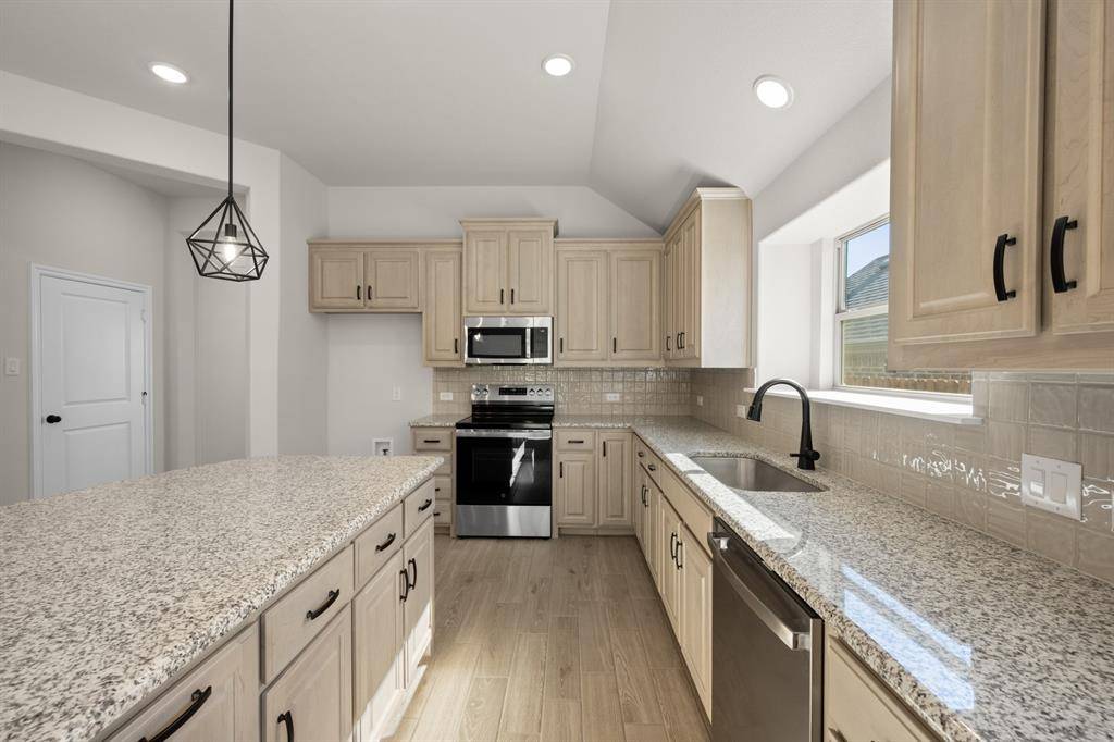 517 Waterford Park Boulevard, Weatherford, TX 76087