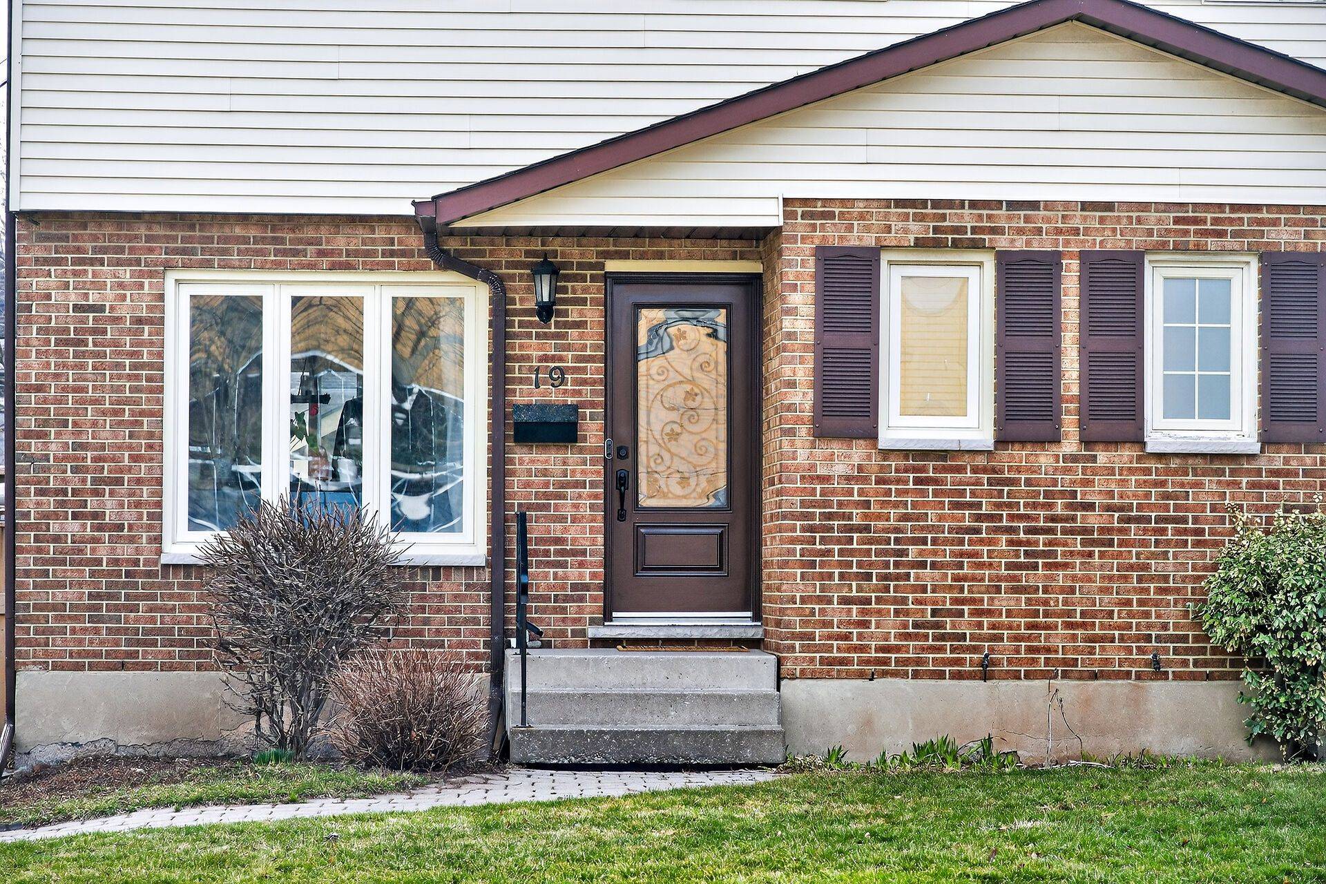 19 Grand AVE, Grimsby, ON L3M 2R6