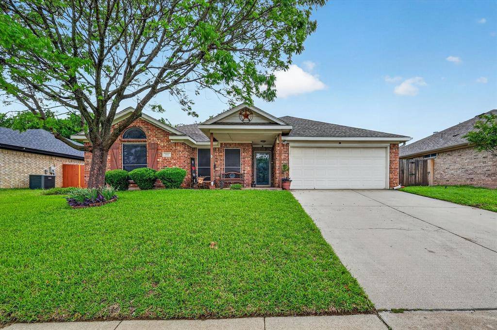 582 Tanglewood Drive, Burleson, TX 76028