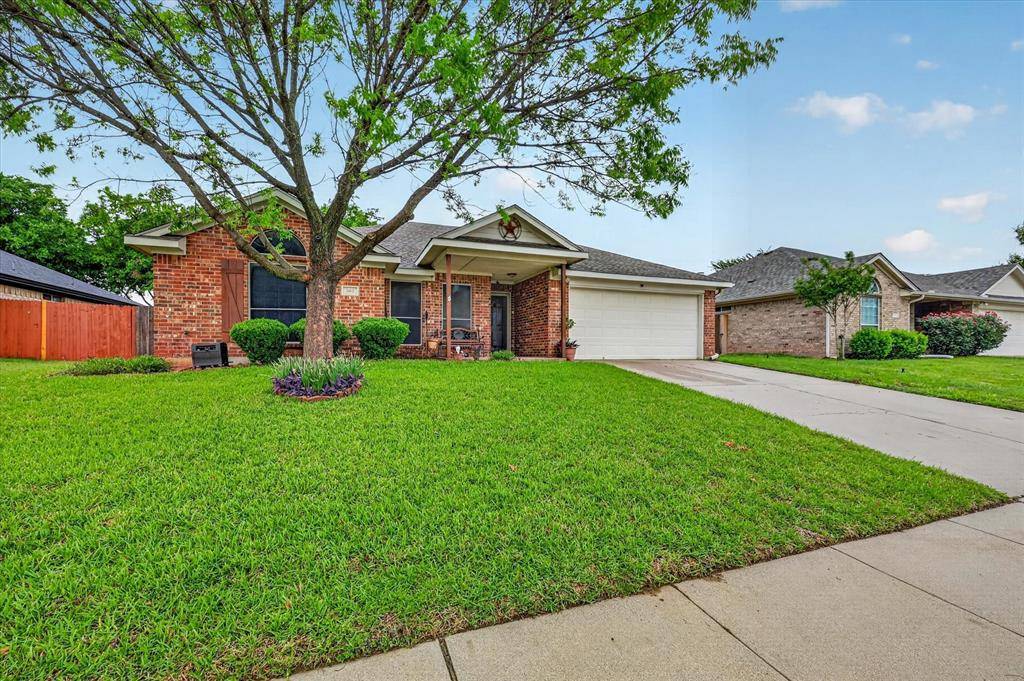 582 Tanglewood Drive, Burleson, TX 76028