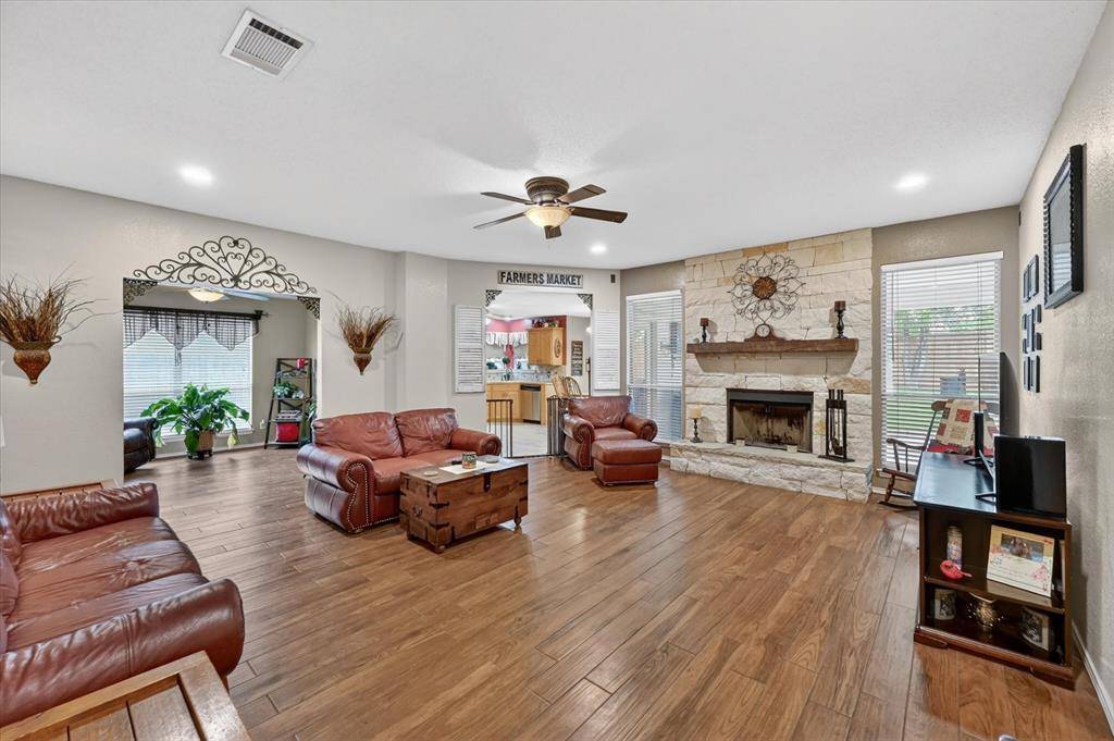 582 Tanglewood Drive, Burleson, TX 76028