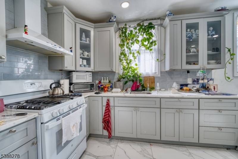 233 Avenue B, Bayonne City, NJ 07002