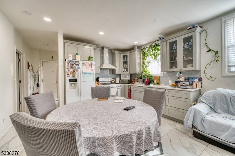 233 Avenue B, Bayonne City, NJ 07002