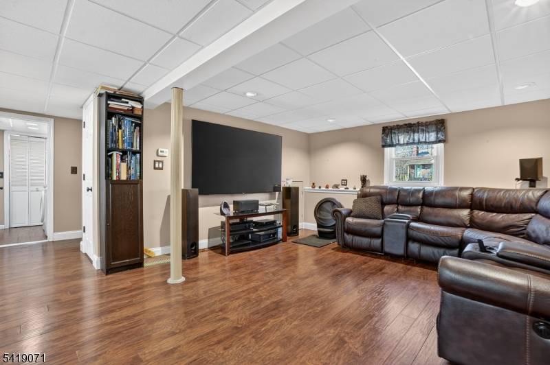 116 Star Lake Rd, Bloomingdale Boro, NJ 07403