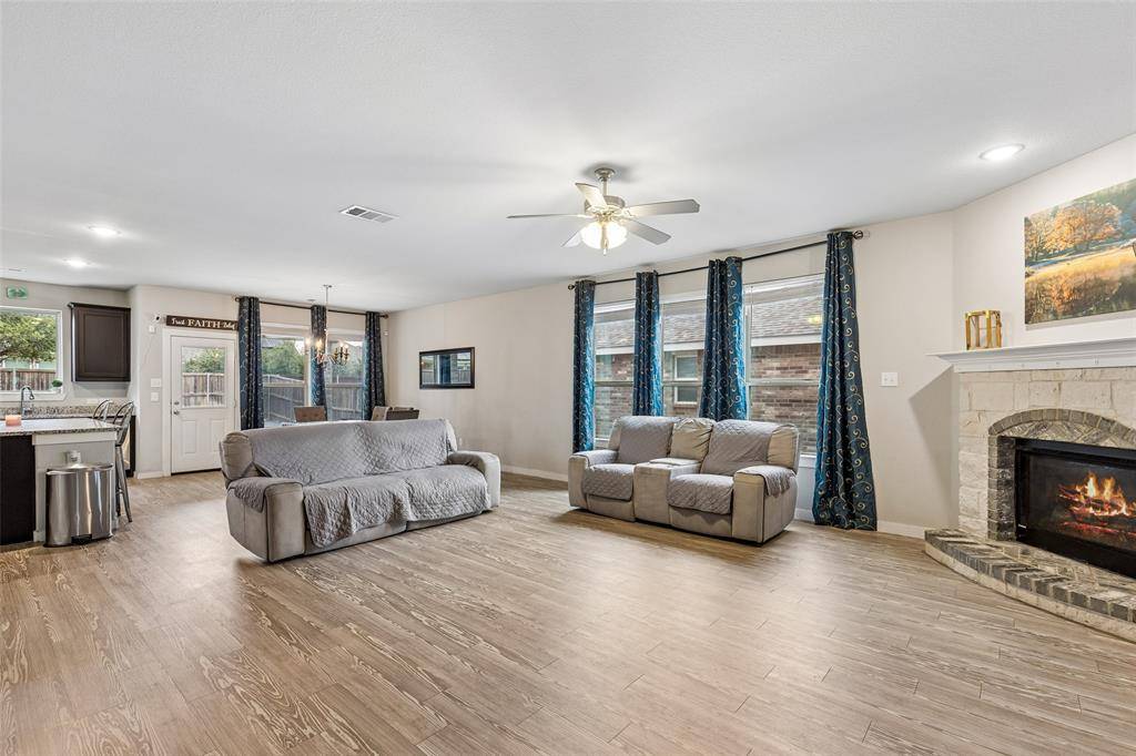 1813 Meadow Trail Lane, Aubrey, TX 76227