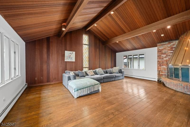 77 Macarthur Dr, Clifton City, NJ 07013