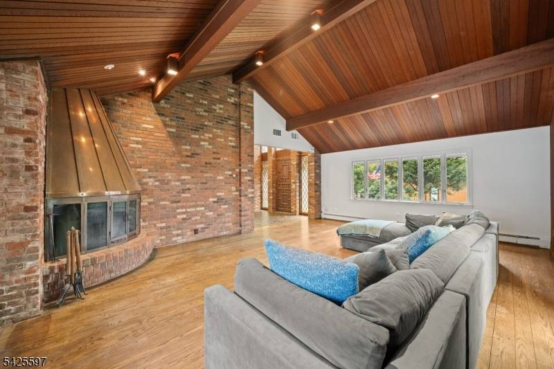 77 Macarthur Dr, Clifton City, NJ 07013