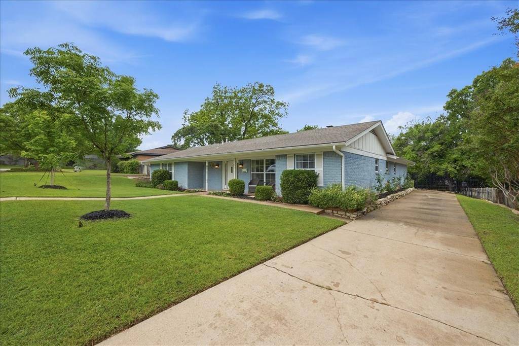 1812 Saxony Road, Fort Worth, TX 76116