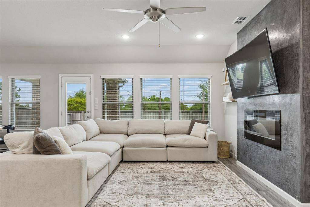 6909 Lilac Drive, Venus, TX 76084