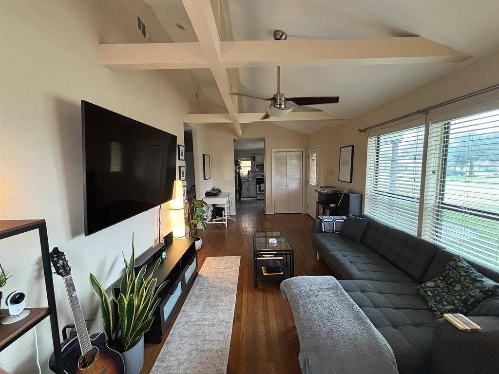 816 E Texas Street, Grapevine, TX 76051