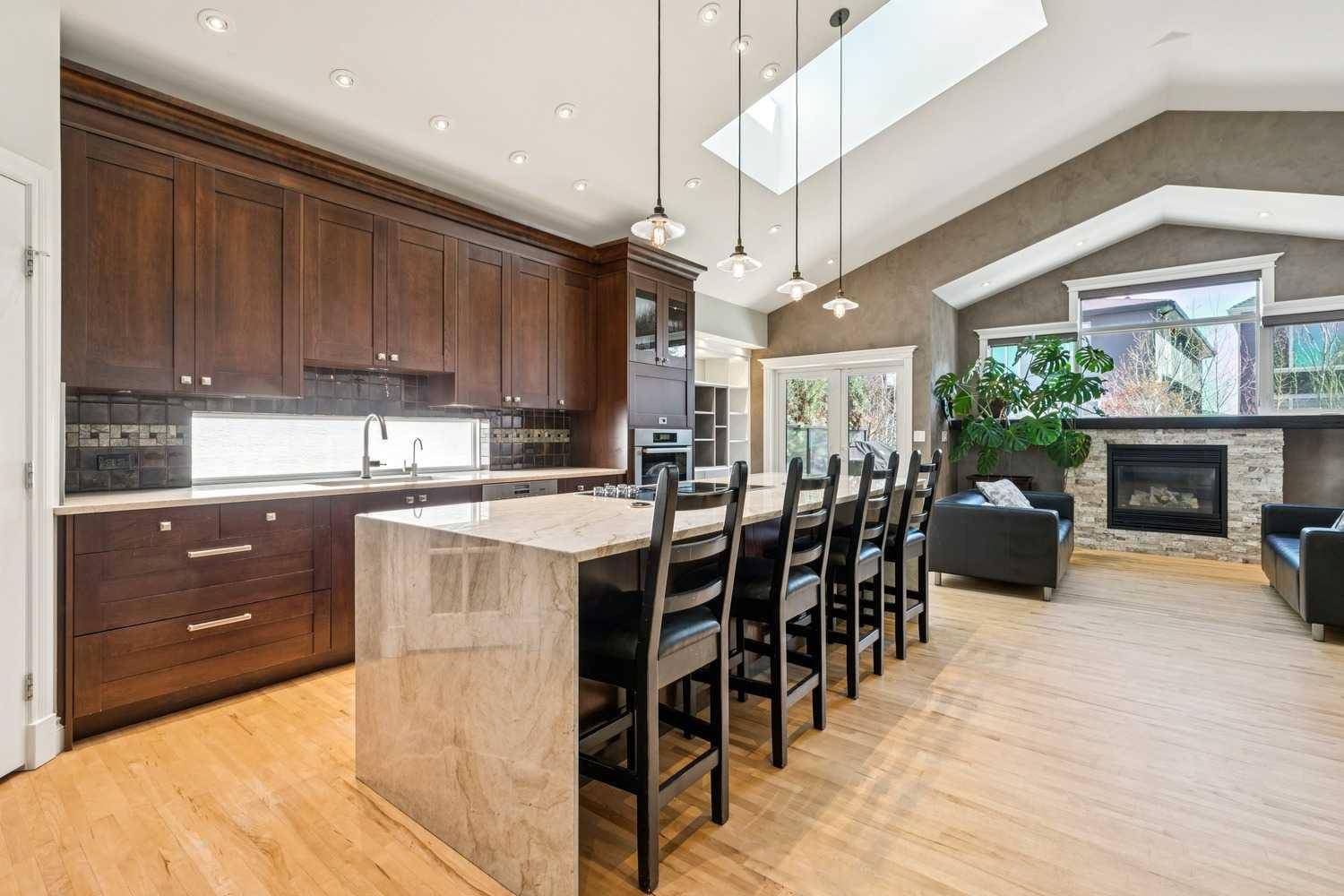 367 Discovery PL SW, Calgary, AB T3H 4N7