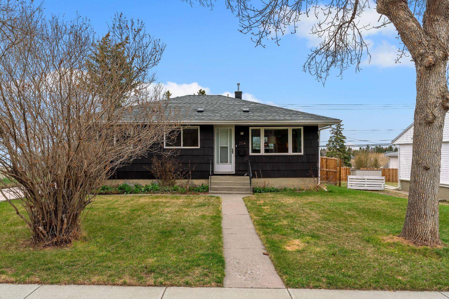 254 Hendon DR NW, Calgary, AB T2K 1Z5
