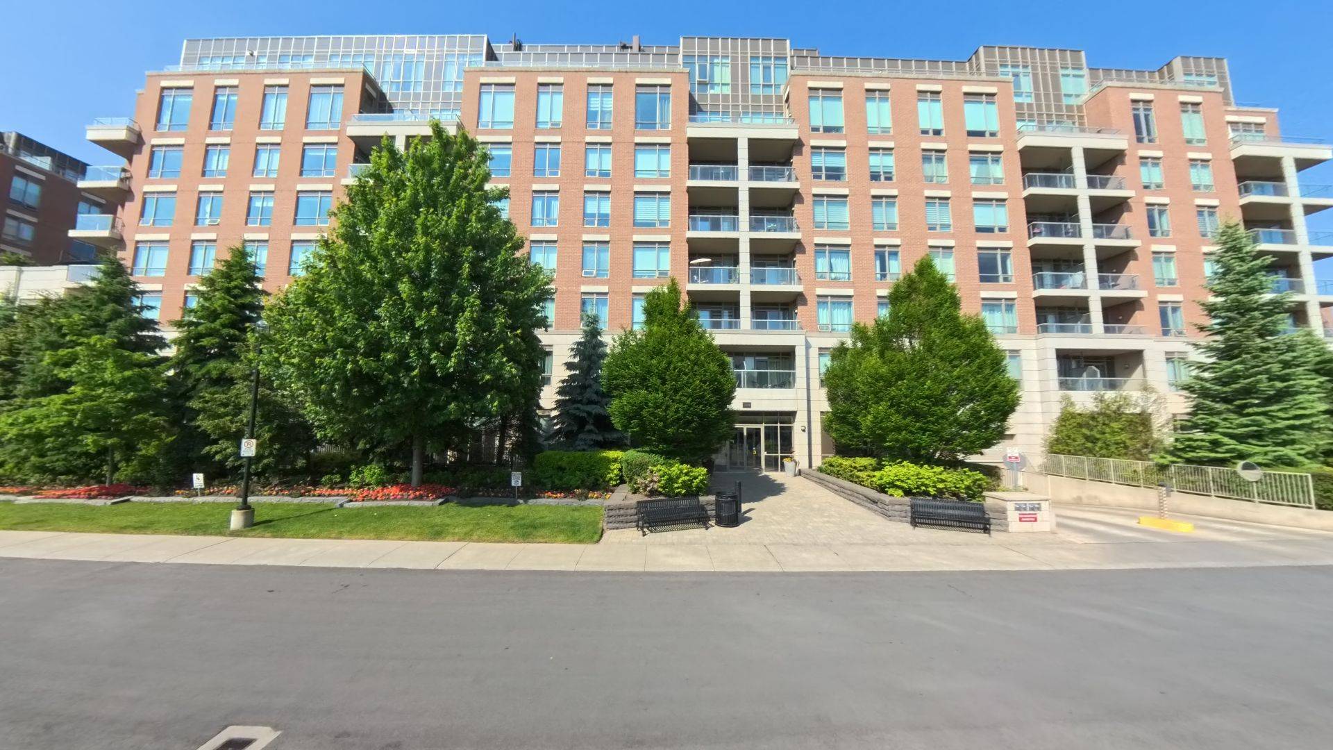 2470 Prince Michael DR #703, Oakville, ON L6H 0G9