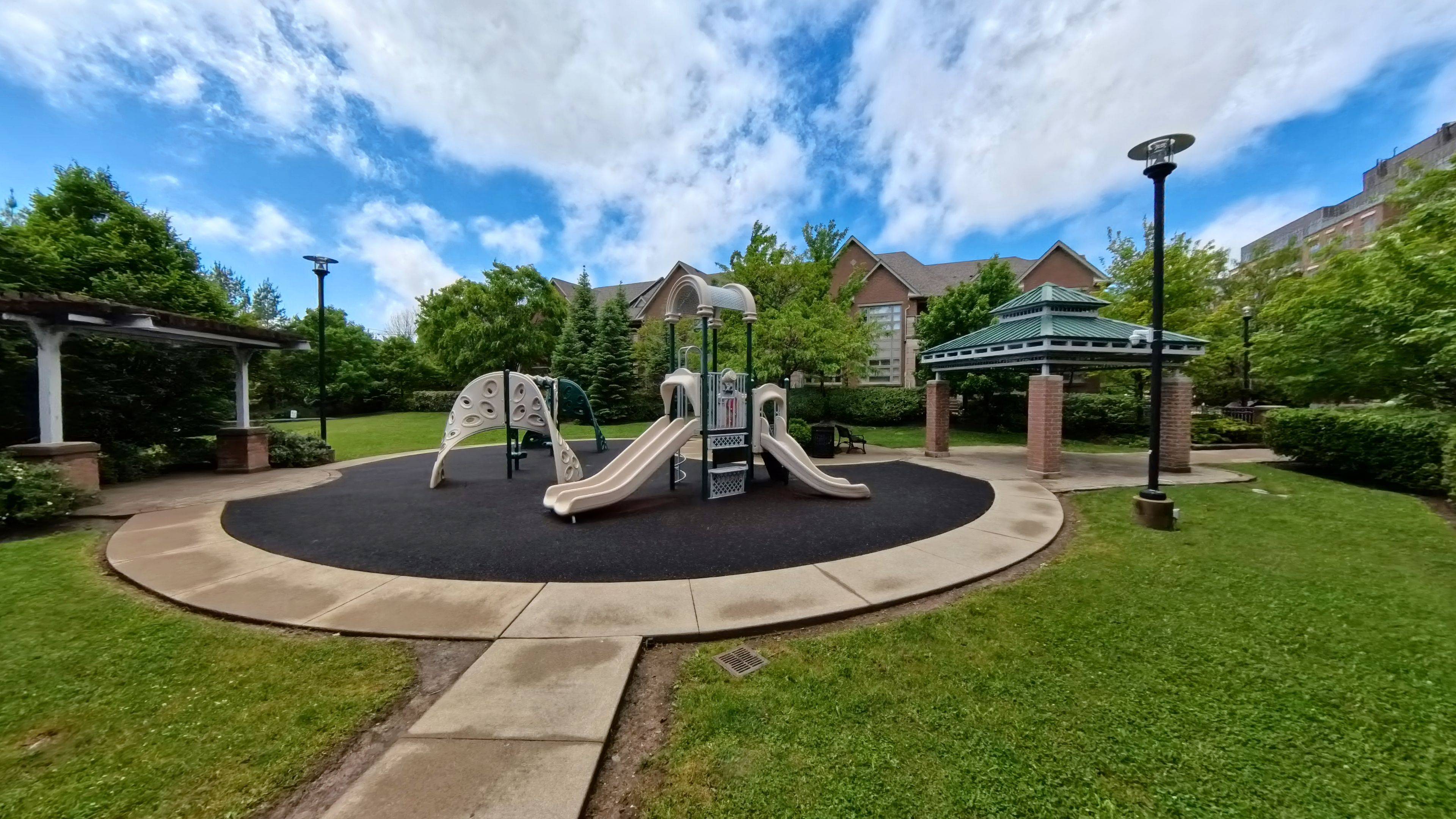 2470 Prince Michael DR #703, Oakville, ON L6H 0G9