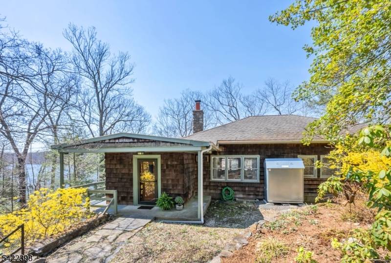 27 Middle Road, Bloomingdale Boro, NJ 07403