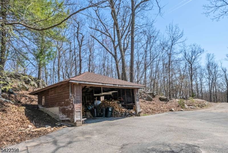 27 Middle Road, Bloomingdale Boro, NJ 07403