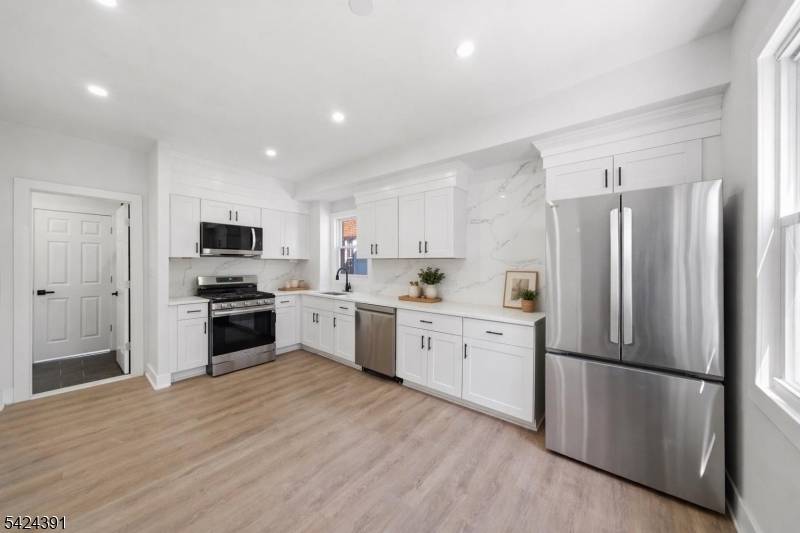 66 Girard Pl, Newark City, NJ 07108