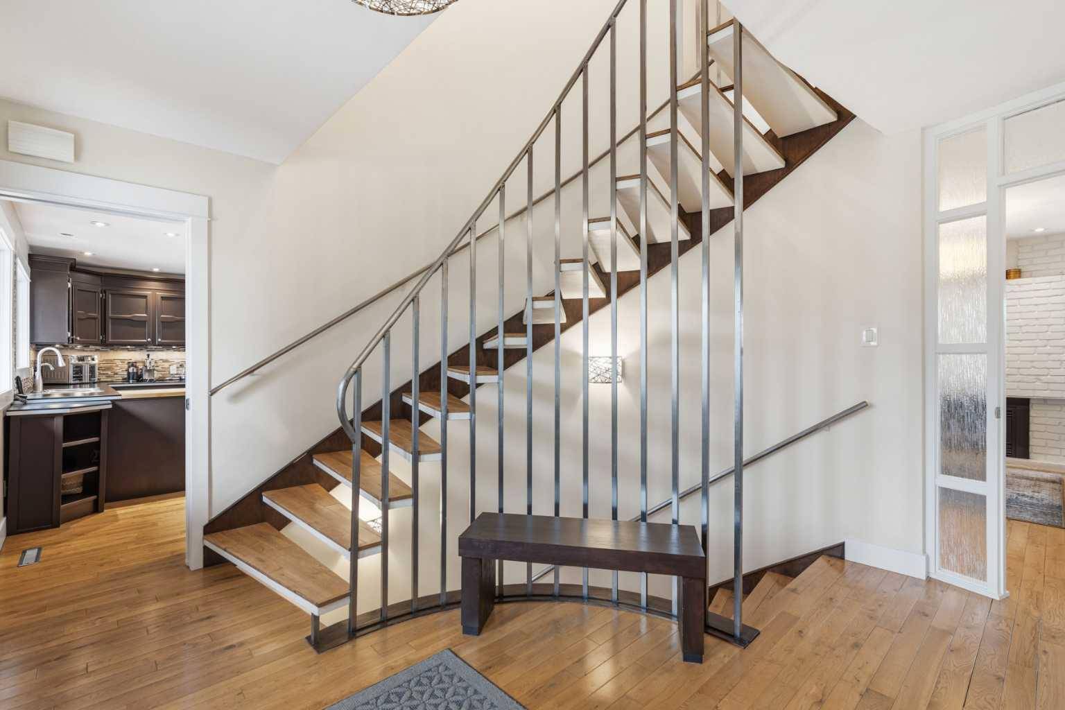 3308 Lakeside CRES SW, Calgary, AB T3E 6A6