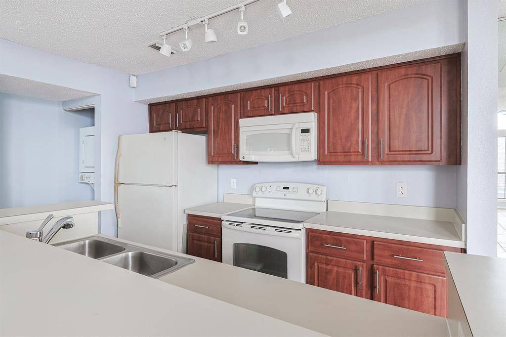 3420 Country Club Drive W #214, Irving, TX 75038