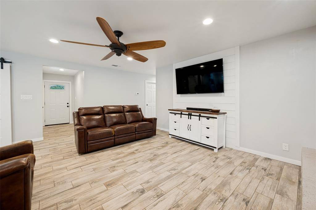 812 Ridgeway Road, Joshua, TX 76058