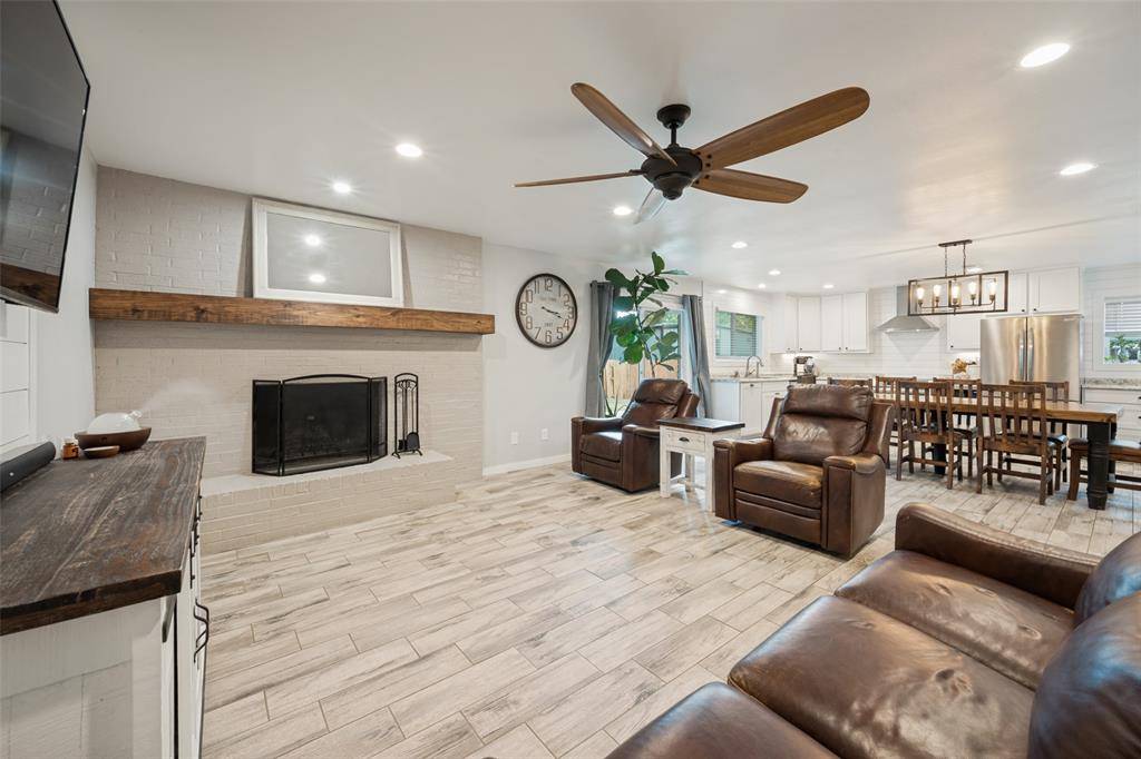 812 Ridgeway Road, Joshua, TX 76058