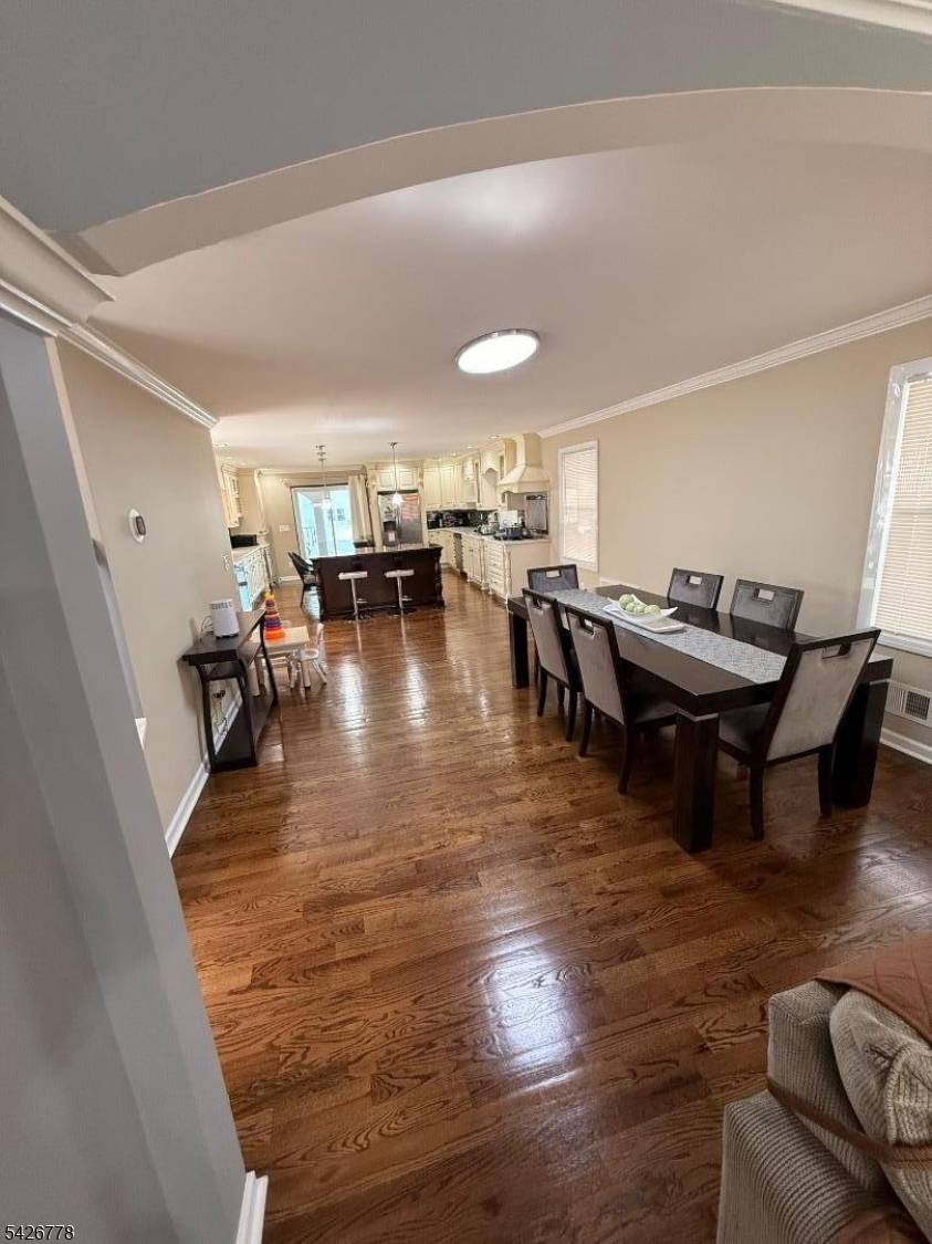 555 Hussa St, Linden City, NJ 07036