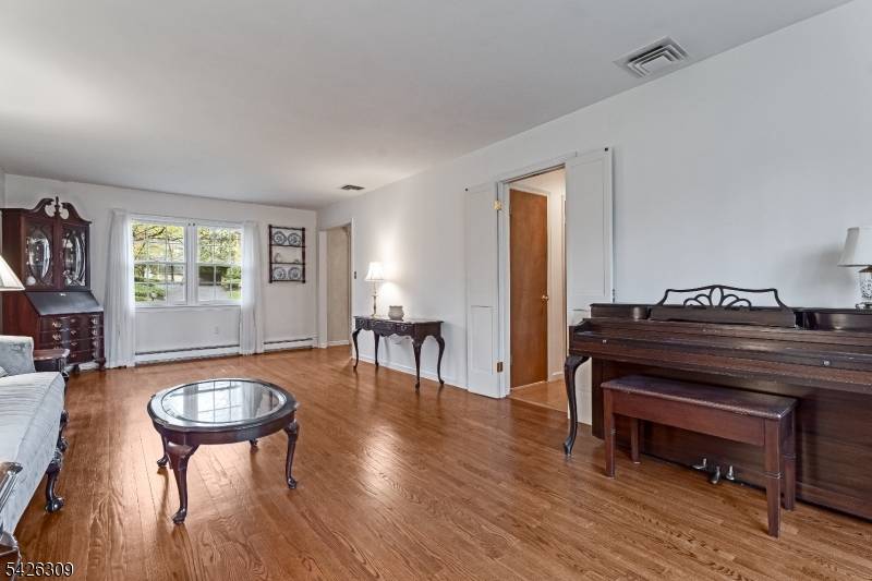 5 Hickory Dr, Morris Plains Boro, NJ 07950