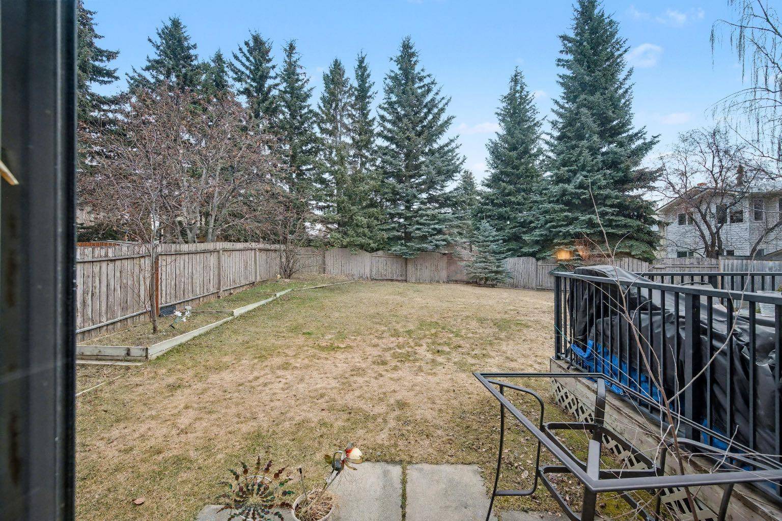 983 Woodbine BLVD SW, Calgary, AB t2w 4a7