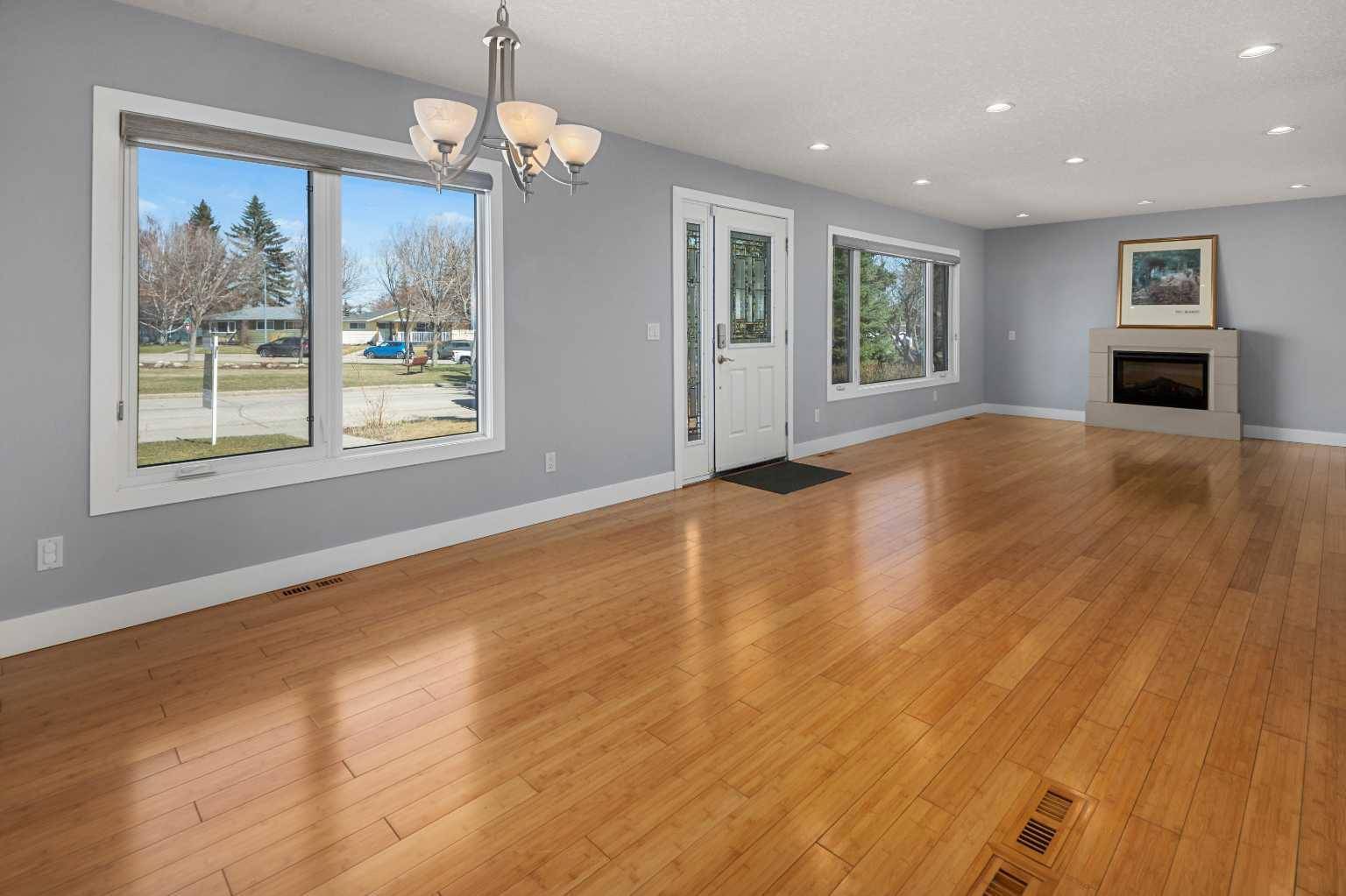 803 94 AVE SW, Calgary, AB T2V 0X8