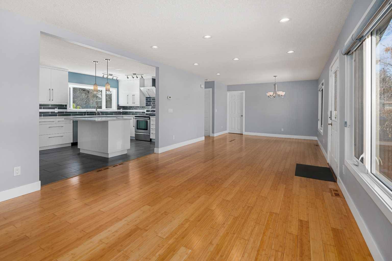 803 94 AVE SW, Calgary, AB T2V 0X8