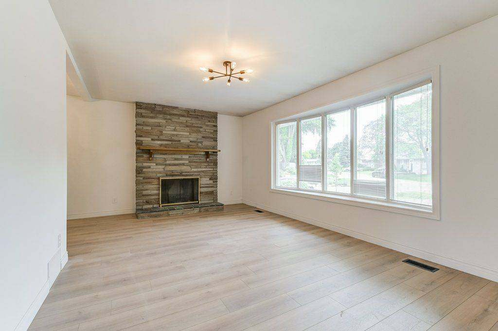 1334 Langdale CRES, Oakville, ON L6H 2K8