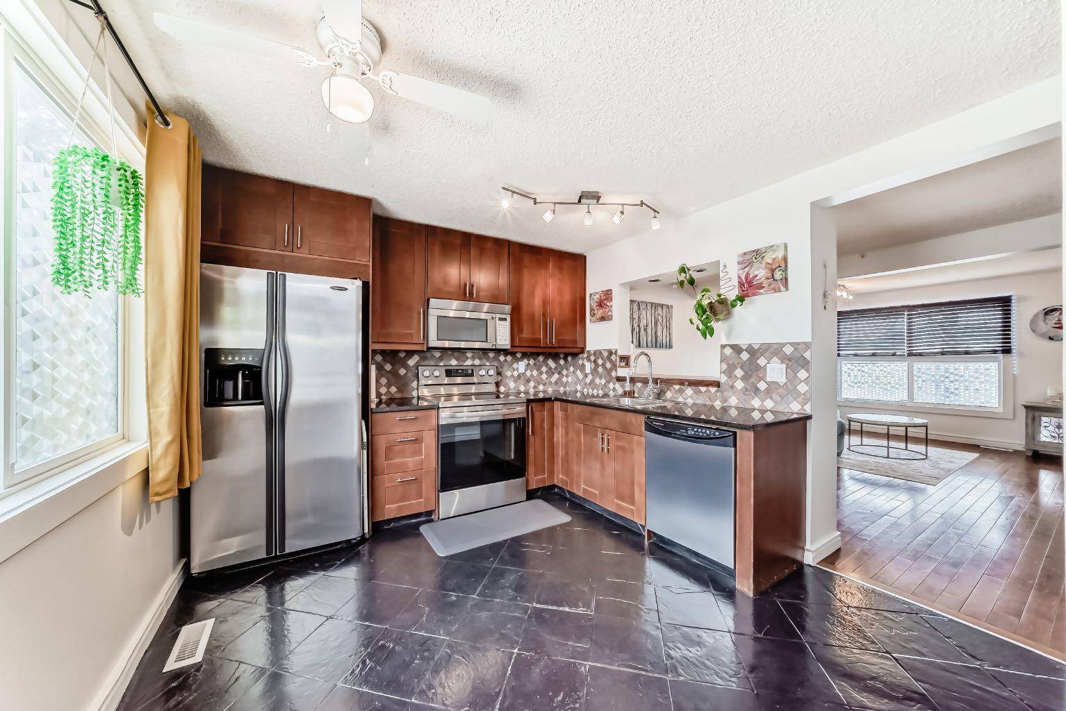 534 Woodbine BLVD SW, Calgary, AB T2W 4Z9