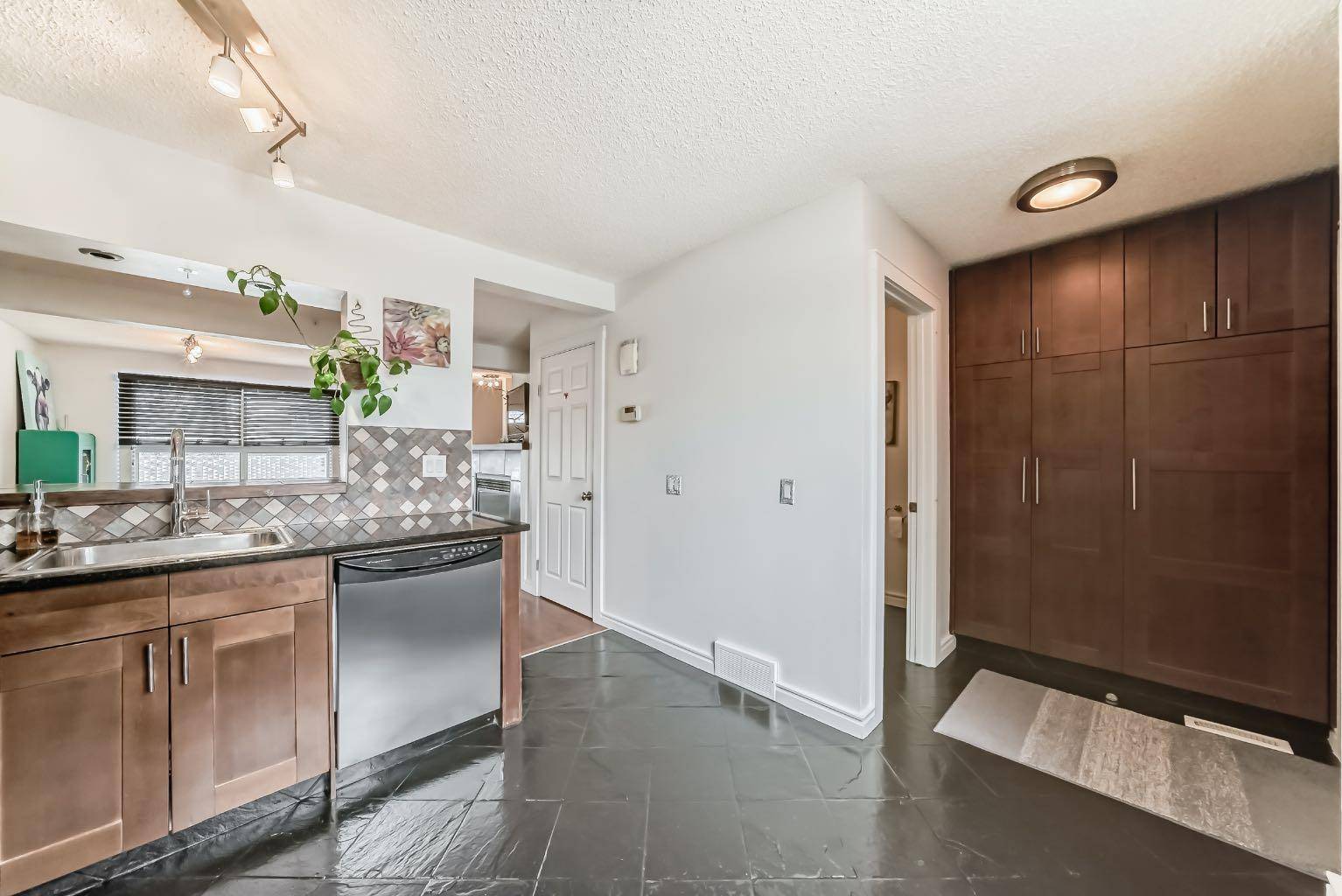 534 Woodbine BLVD SW, Calgary, AB T2W 4Z9