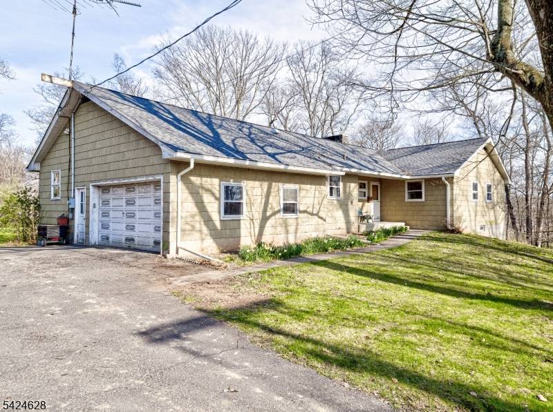 62 Pine Hill Rd, Delaware Twp., NJ 08559