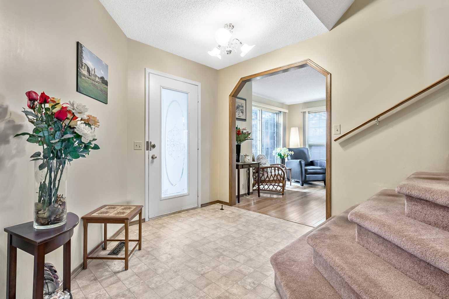 124 Catalina PL NE, Calgary, AB T1Y6S3