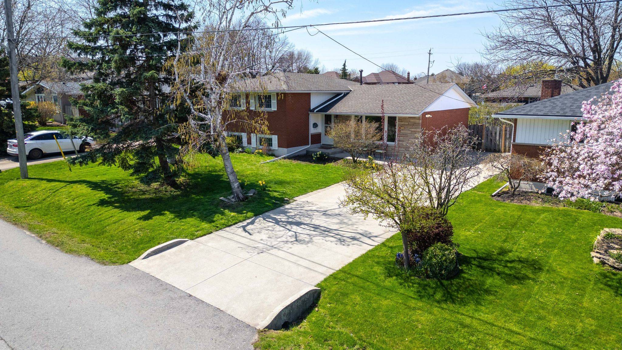 156 Lakeside DR, Grimsby, ON L3M 2L5
