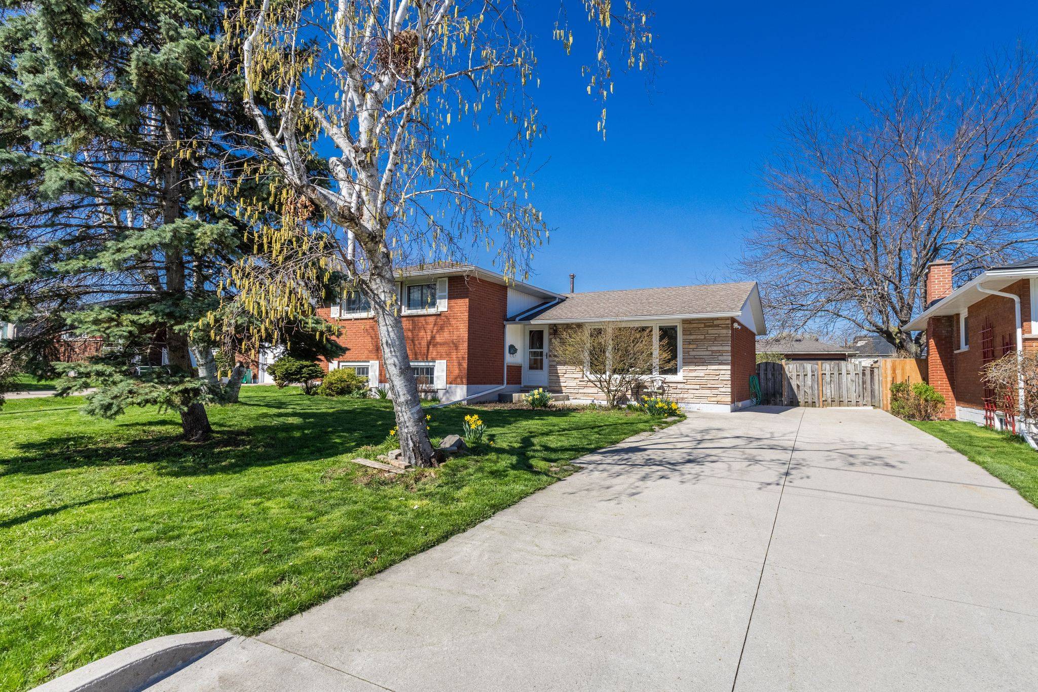 156 Lakeside DR, Grimsby, ON L3M 2L5