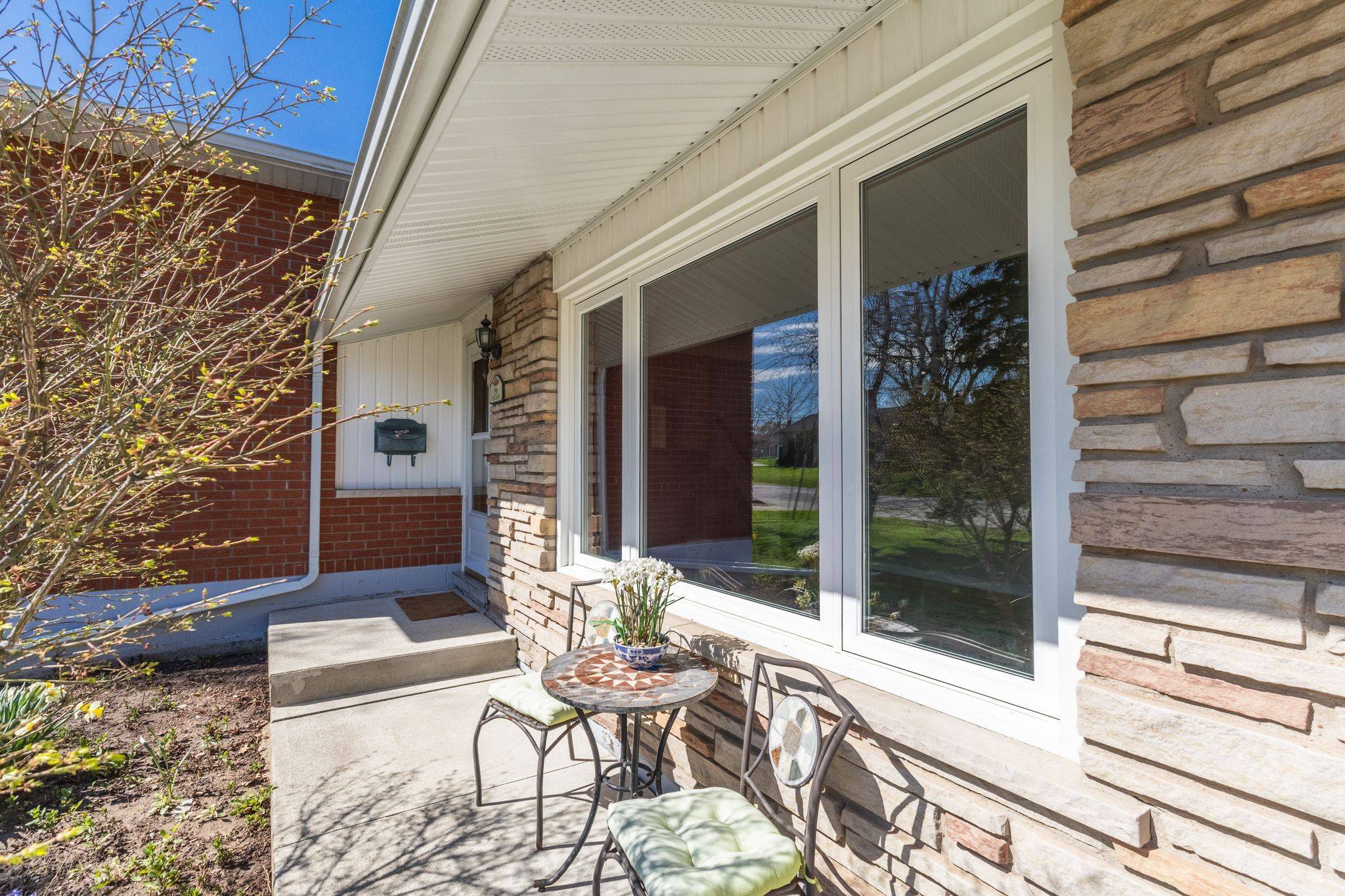 156 Lakeside DR, Grimsby, ON L3M 2L5