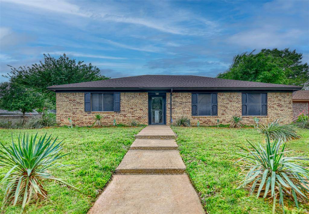 6208 Big Springs Drive, Arlington, TX 76001