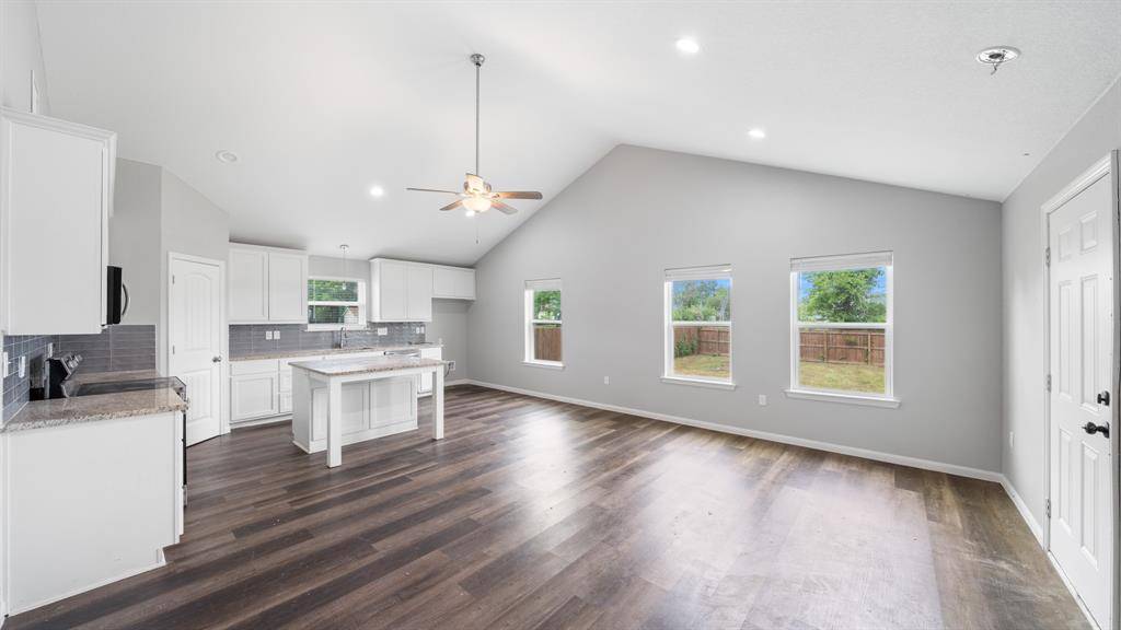 207 E Mccoulskey Street, Terrell, TX 75160