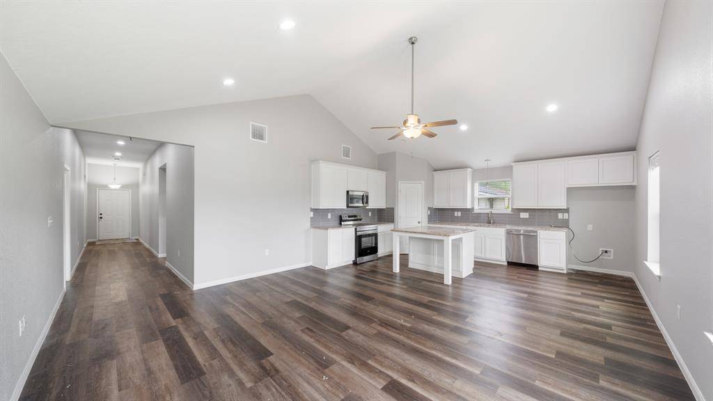 207 E Mccoulskey Street, Terrell, TX 75160