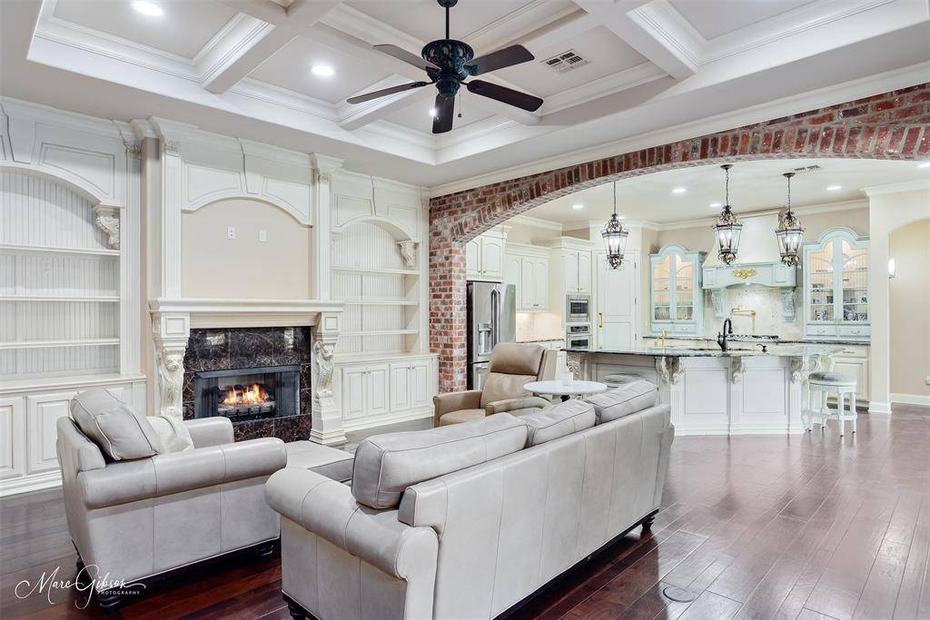 302 Bevly Lake Drive, Bossier City, LA 71111