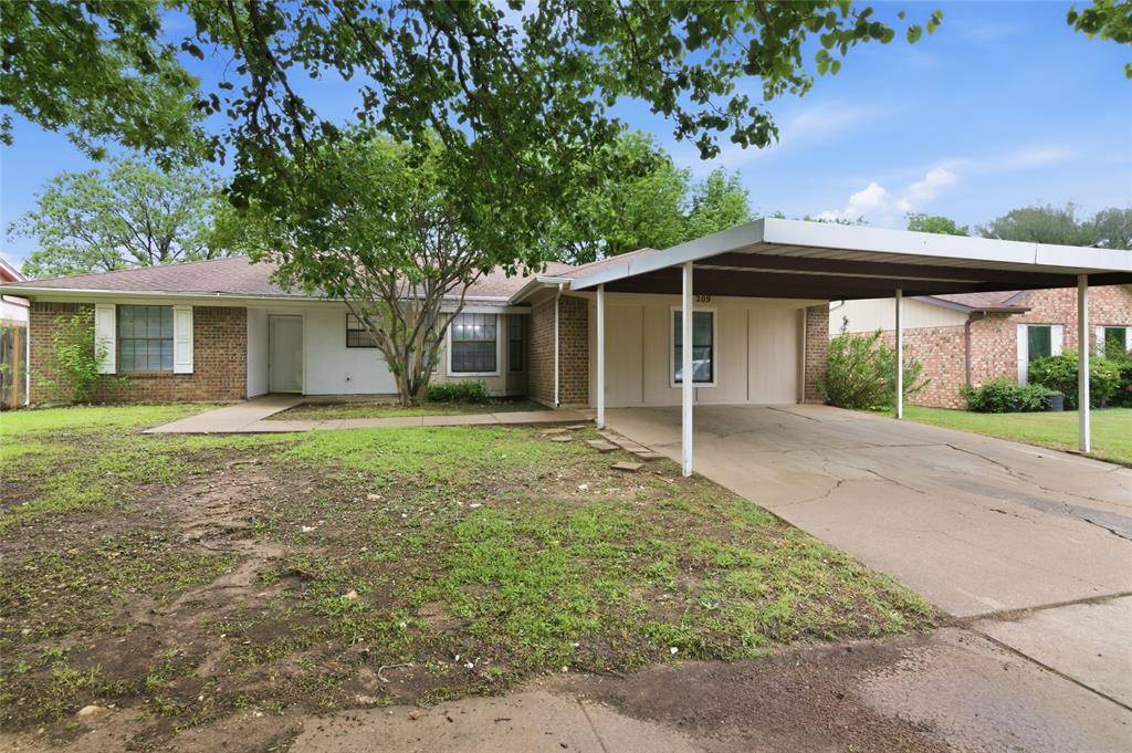 209 Blue Ridge Trail, Saginaw, TX 76179