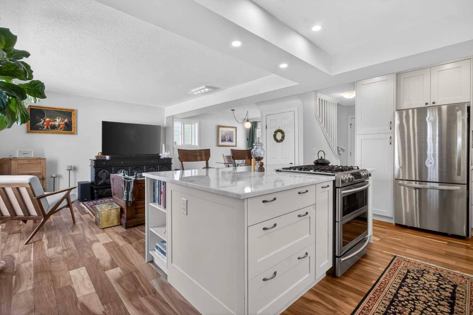 2131 Quentin AVE SW, Calgary, AB T2T 6C4